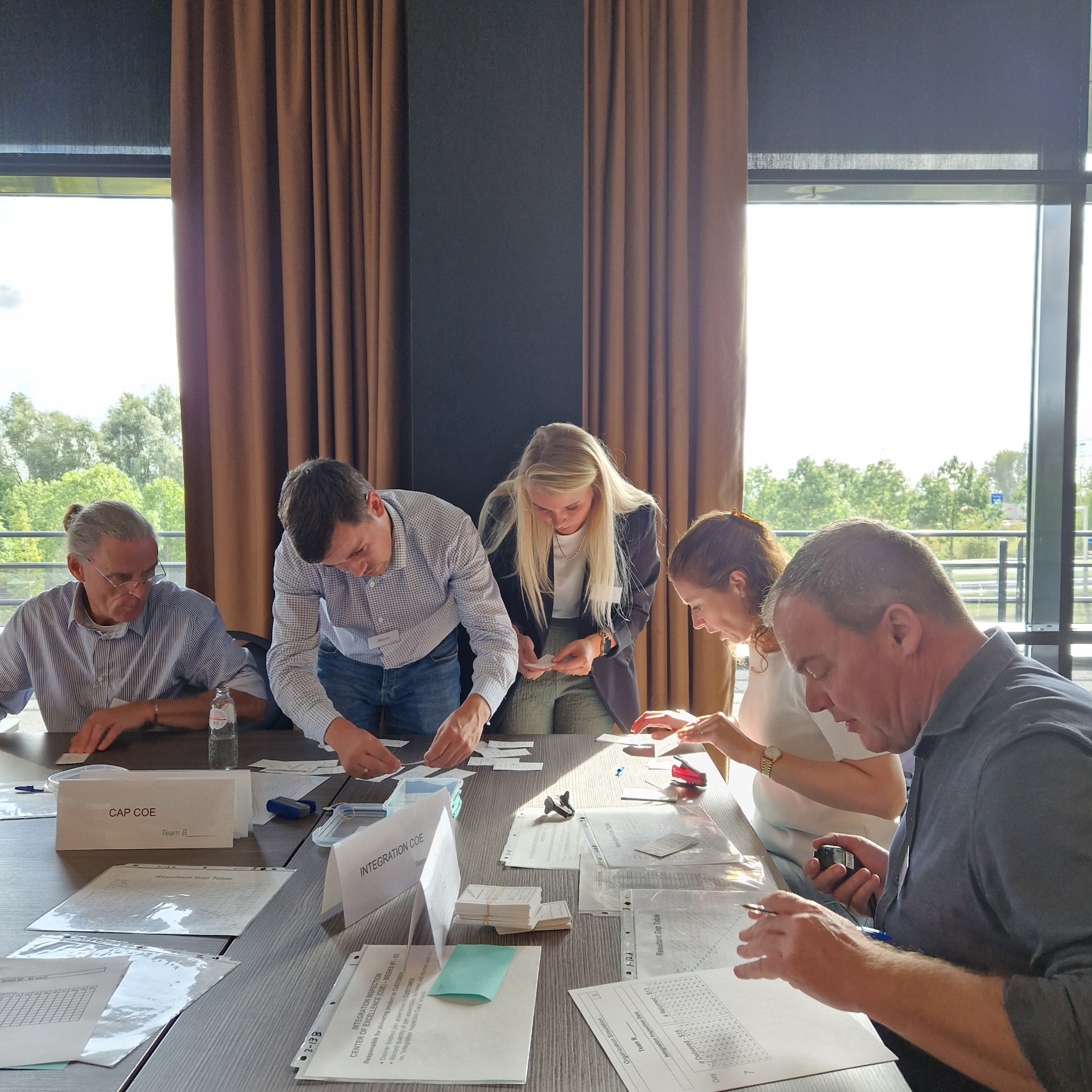 Werksessie waarin een team samen een procesanalyse uitwerkt